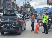 Kapolres Toba Tak Pernah Lelah Turun Langsung Atasi Kemacetan di Arus Balik Libur Nataru
