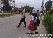 Polres Toba Sayang Sama Anak Sekolah, Begituh Dekatnya Polisi Sama Anak-anak.