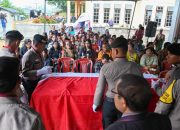 Wakil Bupati Humbang Hasundutan Bersama Kapolres Humbang Hasundutan Memberikan Penghormatan Terakhir Kepada Almarhum Irjen Pol Alpiner Sinaga
