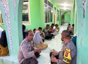Polsek Habinsaran Berbagi Takjil dan Berbuka Puasa Bersama Warga di Mesjid Al Irsyad