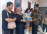 Wakil Bupati Toba Serahkan Bantuan Sosial Untuk Korban Bencana Puting Beliung
