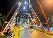 Salut,Personil Polres Toba Tetap Laksanakan Pengaturan Lalu Lintas di Tengah Guyuran Hujan.