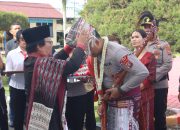 Polres Toba Gelar Tradisi Pedang Pora Sambut Kapolres Baru AKBP V.J, Parapaga S.I.K.