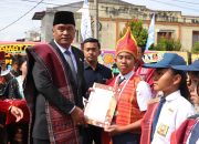 Pemkab Toba Serahkan Penghargaan Untuk Pelajar SMP Yang Masuk SMA Unggul