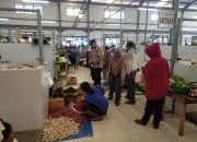Bhabinkamtibmas Patroli di Pasar Lumban Julu, jaga Keamanan dan Ketertiban.