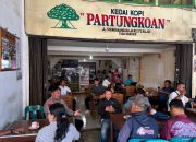 Ngopi Bareng Sambil Ngobrol Santai Kapolres Toba AKBP VJ Parapaga Bersama Rekan Media