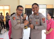 Tradisi Pedang Pora Pelepasan AKBP Wahyu Indrajaya di Polres Toba