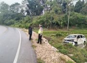 LUMBAN JULU- Sebuah Mobil Daihatsu Xenia Mangalami ban Tergelincir dan Tidak Terkendali Hingga terbalik.