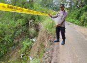 Kapolsek Silaen Beserta Anggota dan Warga Pantau jalan Longsor dan Pasang Police Line Cegah Laka Lantas