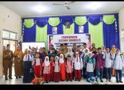 H.LIS DARMANSYAH SH. MENYALURKAN JANJI JANJI POLITIKNYA SECARA SIMBOLIS