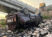 PORSEA – Sebuah Kecelakaan lalu lintas tunggal terjadi pada Senin ( 23/3/2026 ) sekira pukul 03.00 Wib Dini hari, di Jalinsum Medan – Tarutung tepatnya Bekas Jembatan Lama Sungai Asahan di Kelurahan parparean 3, Kecamatan porsea, Kabupaten Toba Provinsi Sumatera Utara.