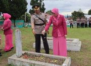 Polres Toba dan Polres Humbahas Gelar Ziarah dan Tabur Bunga di Taman Makam Bahagia Sopo Surung Balige, Wujud Penghormatan Jasa Pahlawan Jelang HUT Bhayangkara Ke-80