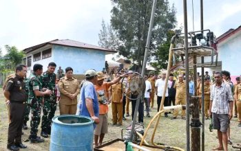 Sinergitas dengan TNI, Bupati Samosir Bersama Dandim 0210/TU Launching 30 Sumur Bor Bantuan KASAD, Wujud Kepemimpinan Kolaboratif Menjawab Kebutuhan Air Bersih