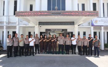 Kapolres Toba Gelar Kunjungan ke Kantor Kejari Toba Untuk Memperkuat dan Mempererat Hubungan Kelembagaan Dalam Penegakan Hukum di Wilkum Toba