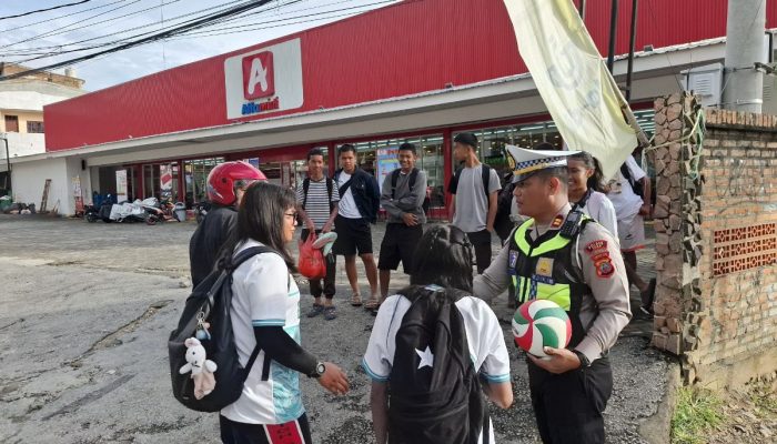 Kasat Lantas Polres Toba Sapa Pelajar dan Ajak Pelajar Jadi Pelopor Keselamatan Berlalu Lintas